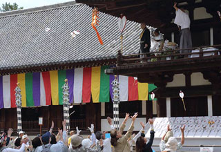 唐招提寺のうちわまき